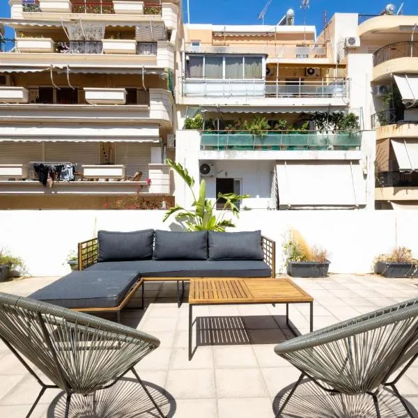 Renovated 5 Bdr House near Acropolis - New Beds, Terrace & Green Yard、アテネのホテル