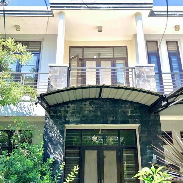 Serafinna Guest House, hotel in Surabaya