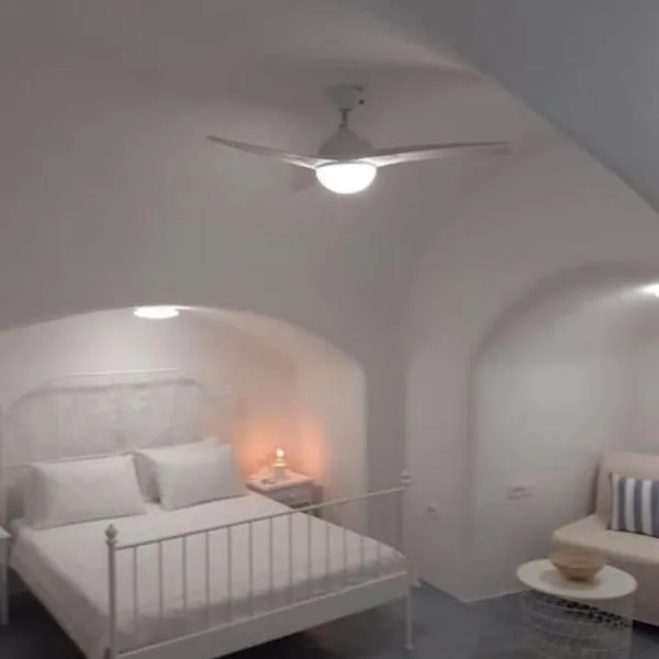 Unique small stonehouse at Thira, hotel in Megalokhori