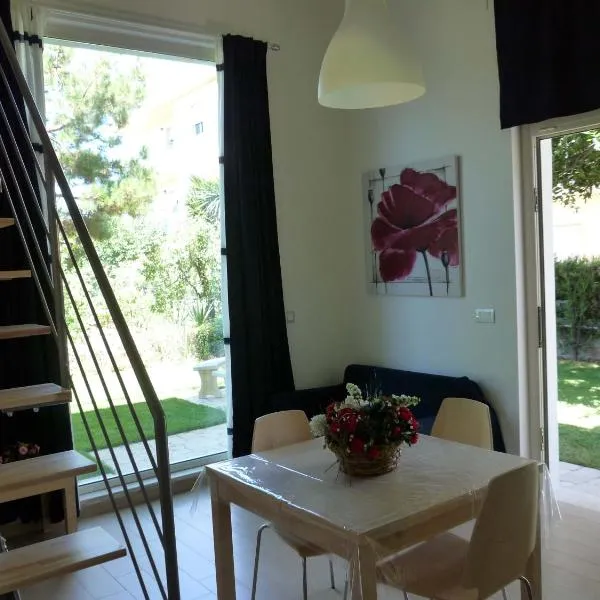 Loft 1-2-3, in centro, con giardino, a 150 m dal mare, hotel en Pineto