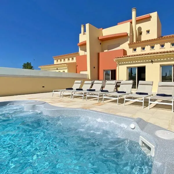 Fantastic Villa, Private Pool, BBQ, AC and Wi-Fi, Hotel in Quarteira