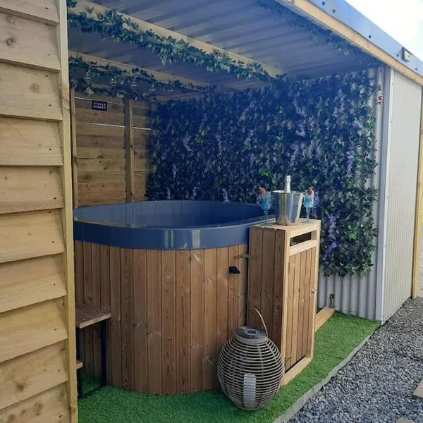 Anglesey new modern shepherds hut with spa hot tub, hotel in Gwalchmai