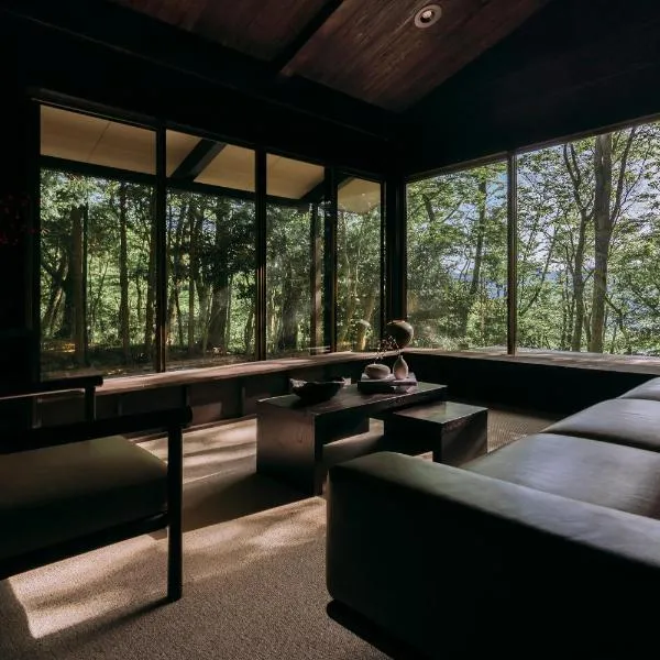 高台の森に佇むモダニズム建築 露天風呂 サウナ 檜風呂 ENN hakone, hotel v destinaci Hakone