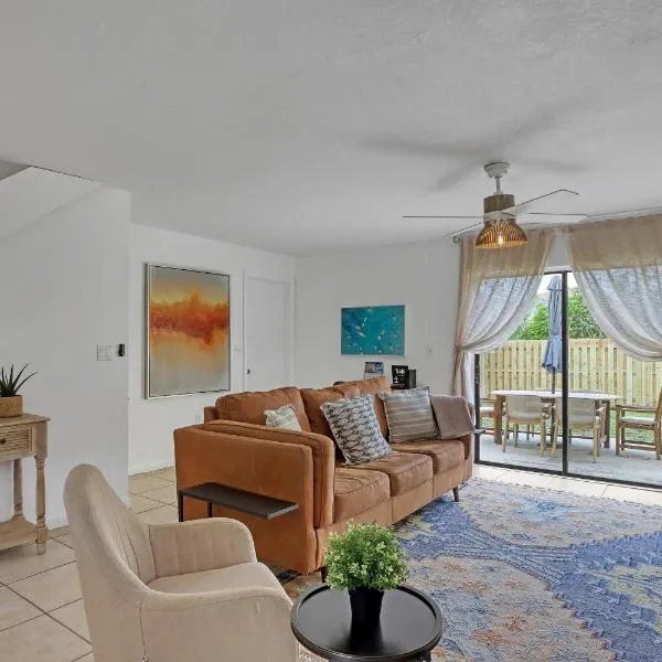 Spacious Townhome 5 Mins Walk to Beach, hotel in Cocoa Beach