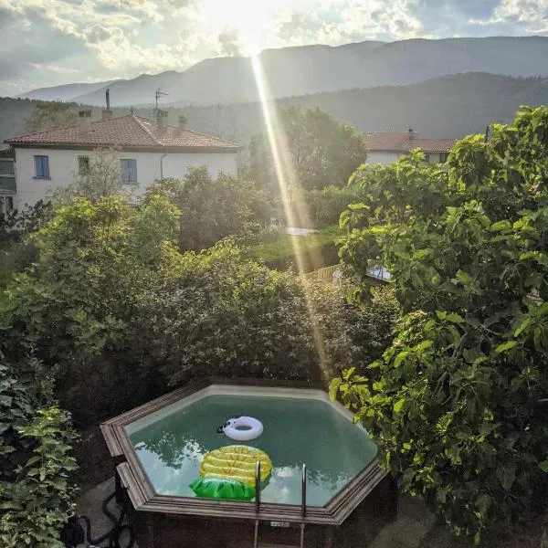 El Solà Spacieux studio avec accès jardin et piscine, hotel v destinaci Corneilla-de-Conflent