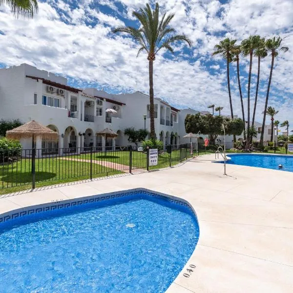 Renovated apartment on beachside with pool, hotel v destinaci Nerja