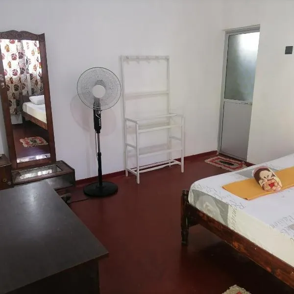 Tropical Homestay By Golden Beach, hotel v destinaci Balapitiya