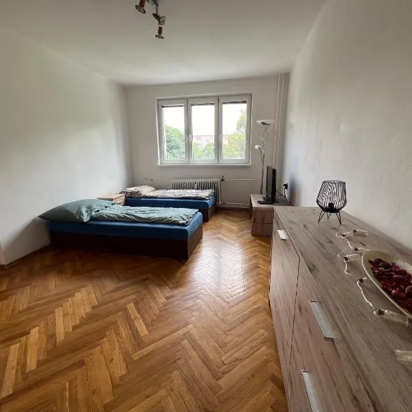 Self-Check- 2-bedroom comfortable apartment, hotel v destinaci Levice