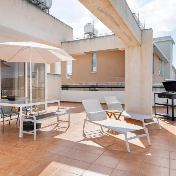 Top Floor Apartment City Center, hotel v destinaci Larnaka