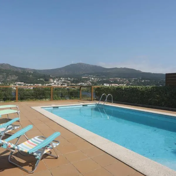 Casa con piscina a orilla del Rio Miño, hotelli kohteessa Tomiño