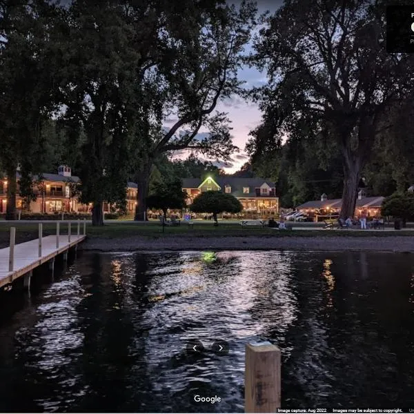 Plum Point Lodge، فندق في Himrod