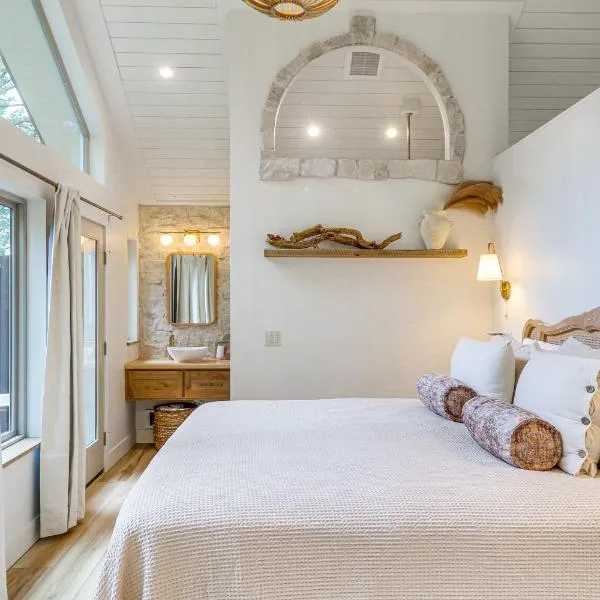 Dreamy Montana Cabin Short Drive to Flathead Lake, hotel in Polson