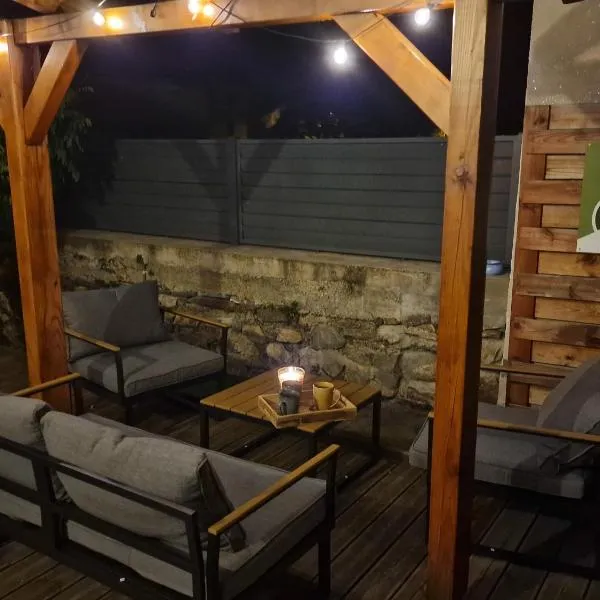 Maison de charme avec extérieur, Hotel in Savignac-les-Ormeaux