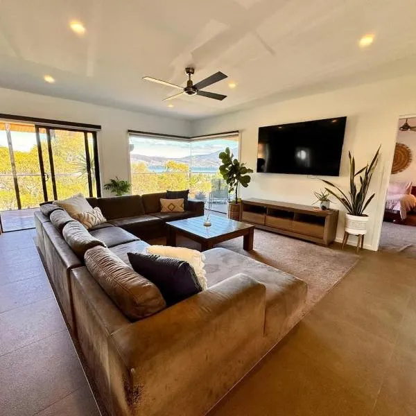 4 bed 2 Storey House With Views Spa Near Beach, hotel in Hobart