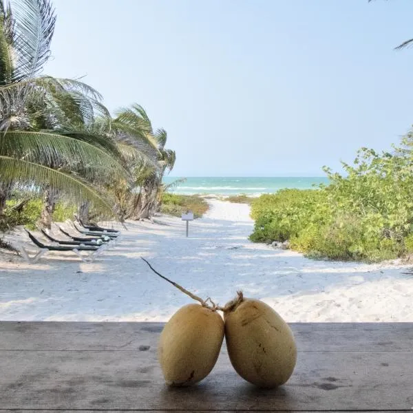 Arena y Mar Beachfront House, El Cuyo by The Spot Rentals, hotel in El Cuyo