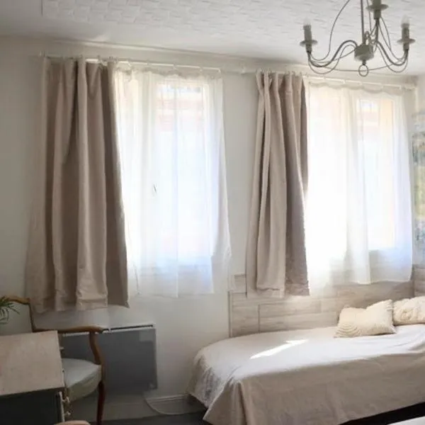 Petite chambre avec 2 lits dans maison d'artiste centre ville, hotel in Bernay