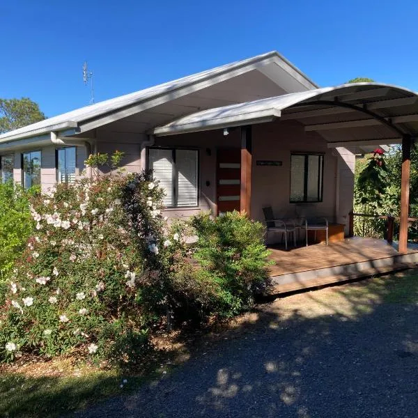 White Cedar Cottage, hotel di Booroobin