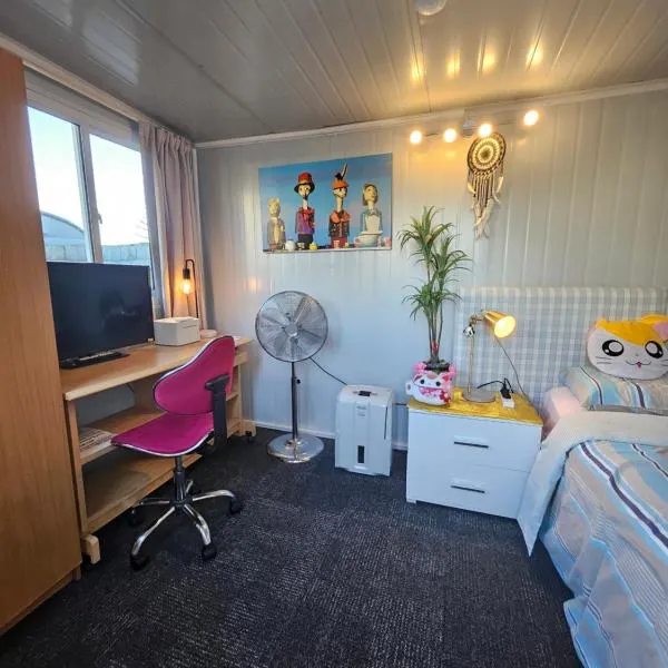 C4 Save money budget affordable cabin with comfort! Cabin 4, hotel in Auckland