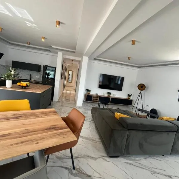 Penthouse Apartment mit Meerblick in der Bucht von Kotor - 400m bis zum Strand, hotel v destinaci Đenovići