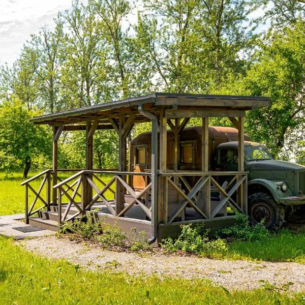 Romantic stay in apple tree park - Vintage Gaz-63, hotel v destinaci Nākotne