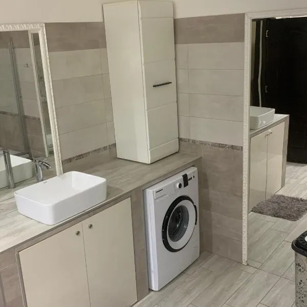 REDhouse, hotel in Baia Mare