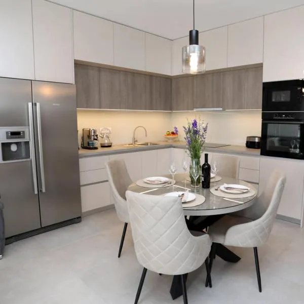 New luxury air-conditioned apartment, with jacuzzi, free parking and gardens, hotel in Pula