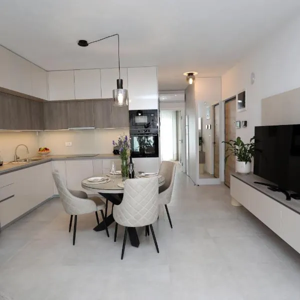 New luxury air-conditioned apartment, with jacuzzi, free parking and gardens, hotel v destinaci Pula