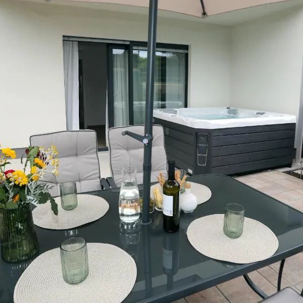 New luxury air-conditioned apartment, with jacuzzi, free parking and gardens, hotel v destinaci Pula