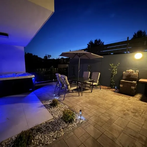 New luxury air-conditioned apartment, with jacuzzi, free parking and gardens, hotel din Pula