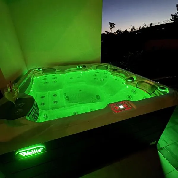 New luxury air-conditioned apartment, with jacuzzi, free parking and gardens, ξενοδοχείο στην Πούλα