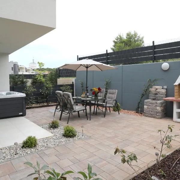 New luxury air-conditioned apartment, with jacuzzi, free parking and gardens, hotel v destinaci Pula
