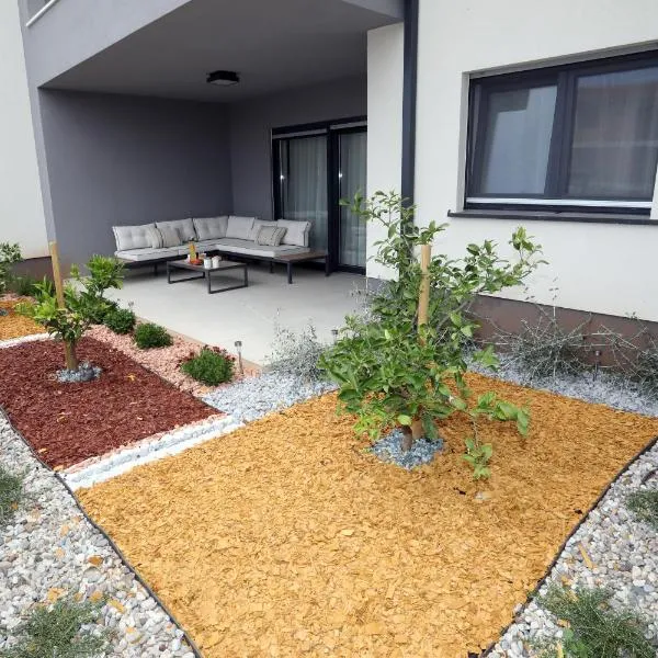 New luxury air-conditioned apartment, with jacuzzi, free parking and gardens, hotel in Pula