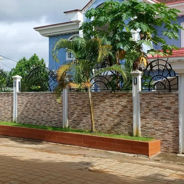 Duplex meublé 5 chambres, piscine, ménagère, voiture à louer Douala Yassa - Tigson, hotel v destinaci Douala