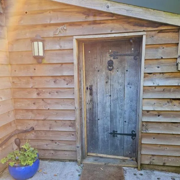 Yew Tree Cow Shed Tiny House Prees Shropshire, hotel in Whitchurch