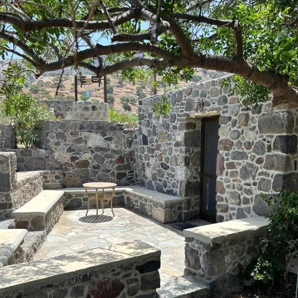 Loutra Olive Gardens Stone House #1, hotel v destinaci Mandrákion