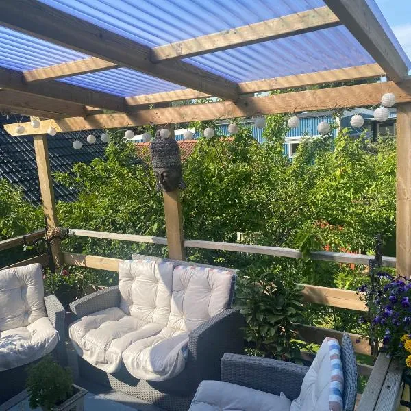Gäst lägenheten med egen terrass, hotel v destinaci Falkenberg