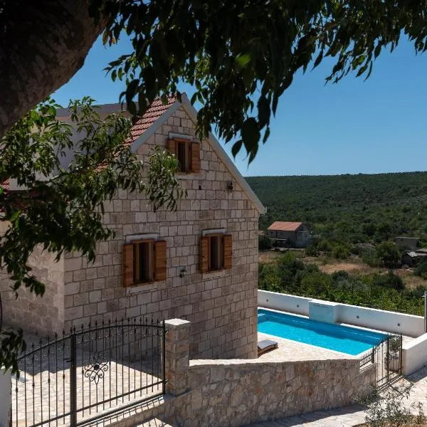 Stone house Grgo with heated swimming pool and spa, hotell i Podorljak