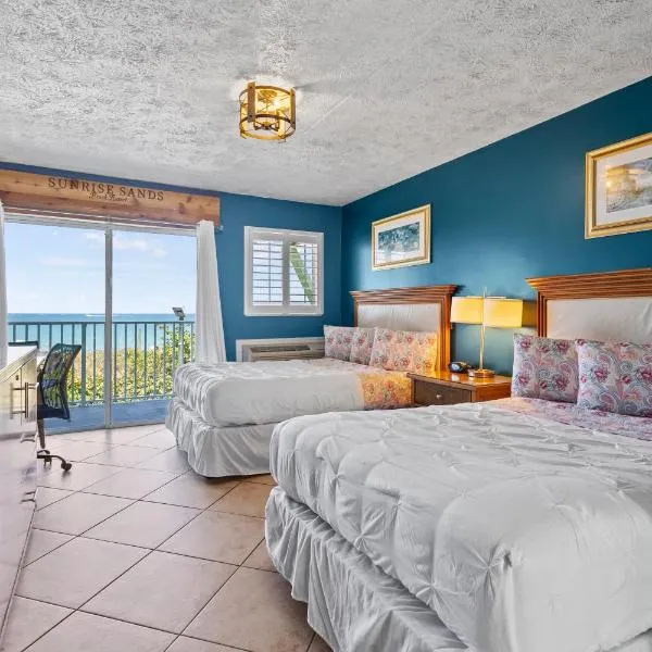 Ocean View Hotel Room with Balcony- 2 Full Beds #20, hotel v destinaci Fort Pierce