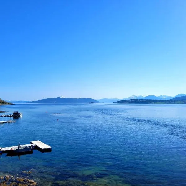 Beautiful panoramic apartment, hotel v destinaci Vestnes