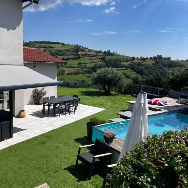 Maison et piscine chauffée, vue Monts du Lyonnais, hotel in Brullioles
