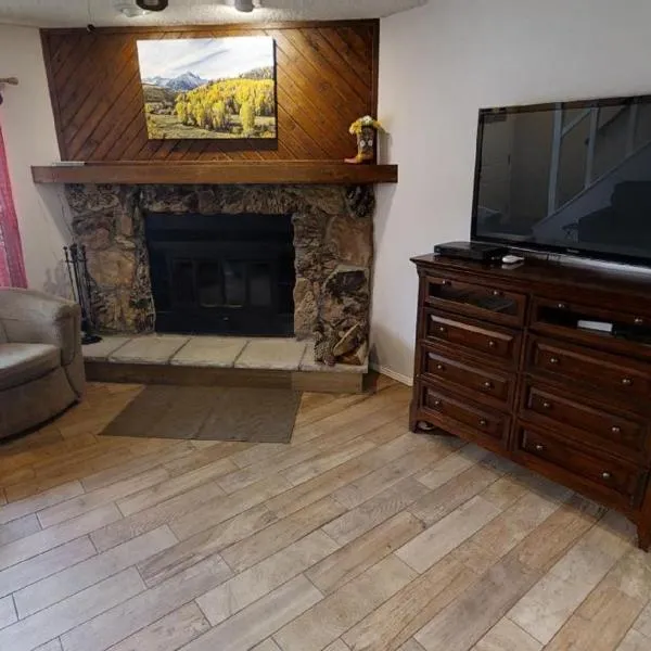 Grandview 4 Hummingbird Hangout - WiFi - Cable - Washer - Dryer - Fireplace - One Block From Main Street, hotel in Red River