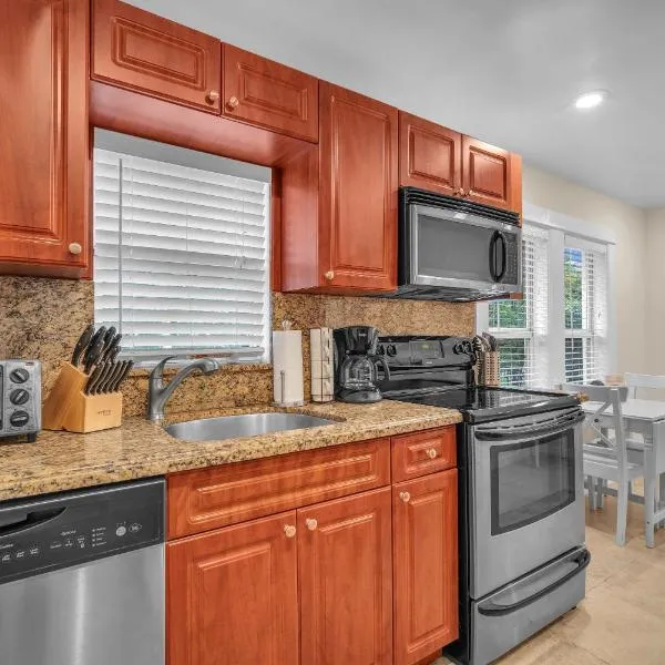 Renovated Grove Bungalow -near Coconut Grove, hotel in Miami
