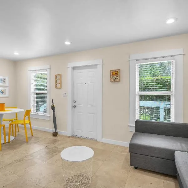 Renovated Grove Bungalow -near Coconut Grove, hôtel à Miami