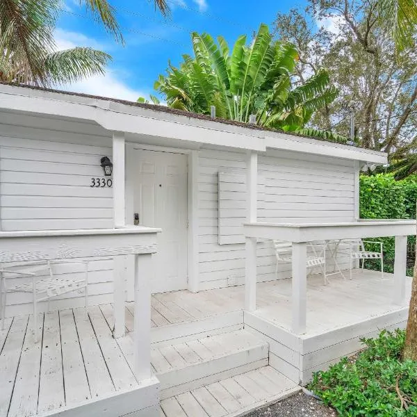 Renovated Grove Bungalow -near Coconut Grove, hotel v Miami