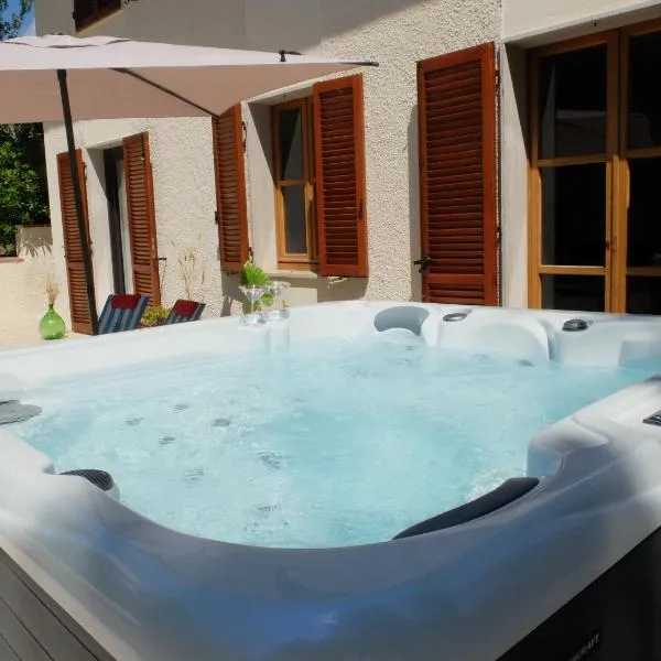 Villa Calma con idromassaggio e giardino vicino Saturnia, hotel v destinaci Montemerano