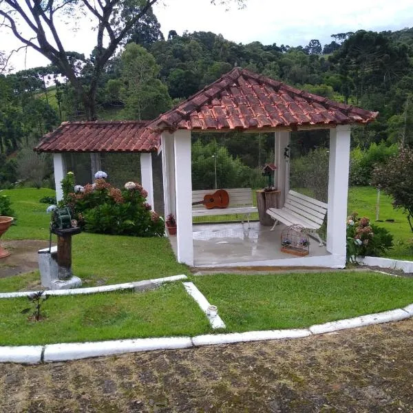 Chale na natureza dentro pousada pedacinho do ceu, hotel in Cunha