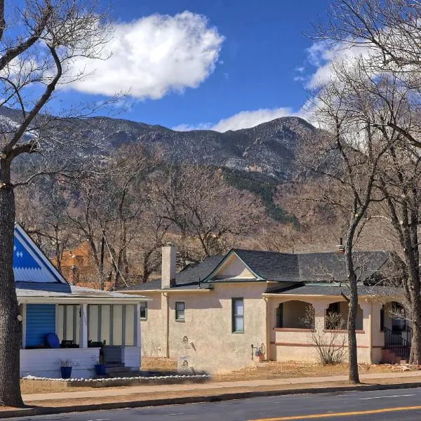 Historic Home w/Pikes Peak Views, hotel v destinaci Colorado Springs