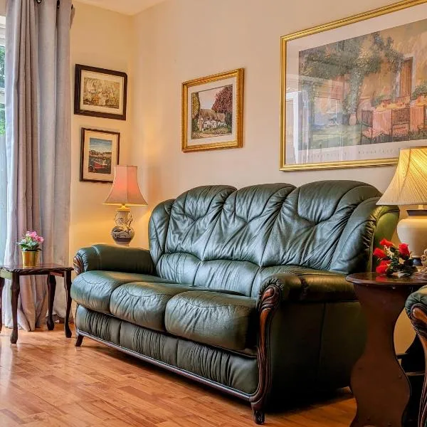 Sherlock's House -Moray Entire house Two bedroom 5 beds Private free parking & WiFi Flat TV Garden Shops, hotel in Castle Gresley