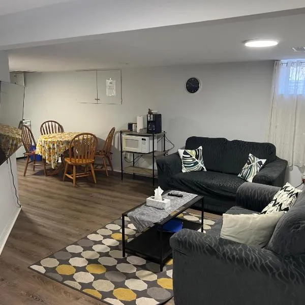 Cozy basement 2 bedroom 2 bath with parking, hotel in Richmond Hill