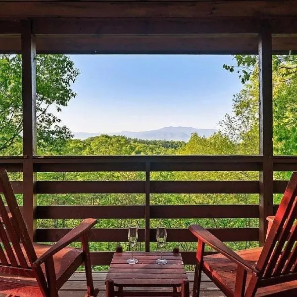 Romantic, Private Cabin in Smokies Hot Tub Firepit, hotel i Sevierville